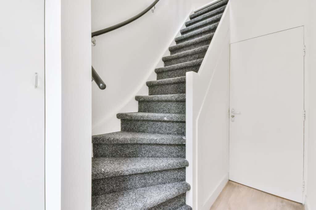 A narrow semi-spiral staircase in a modern flat - an access difficulty for movers
